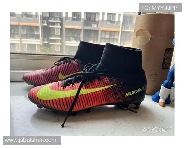 穿银色足球鞋的球星在赛场上展现速度与激情的完美结合